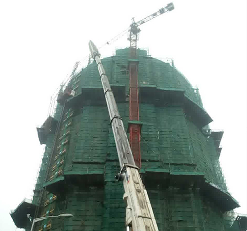 关岭吊车在工地上作业